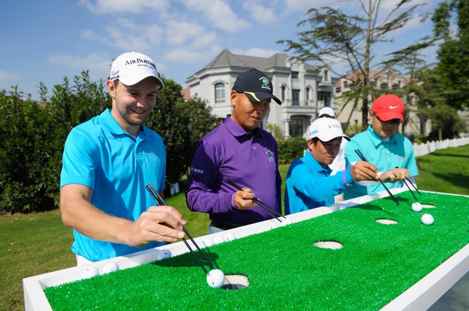 Masters di golf a Shanghai: sfida dei bastoncini per il capitano del team tedesco Max Kieffer (Getty Images)